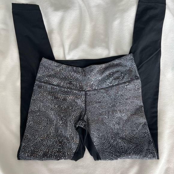 Lululemon grey print and black full length leggings size 8 - Picture 3 of 4